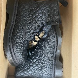 Dr. Martens Mono Matte Quilted Brause Rose Floral Black Boots. New in box.